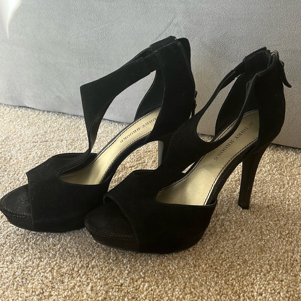 Black Pumps